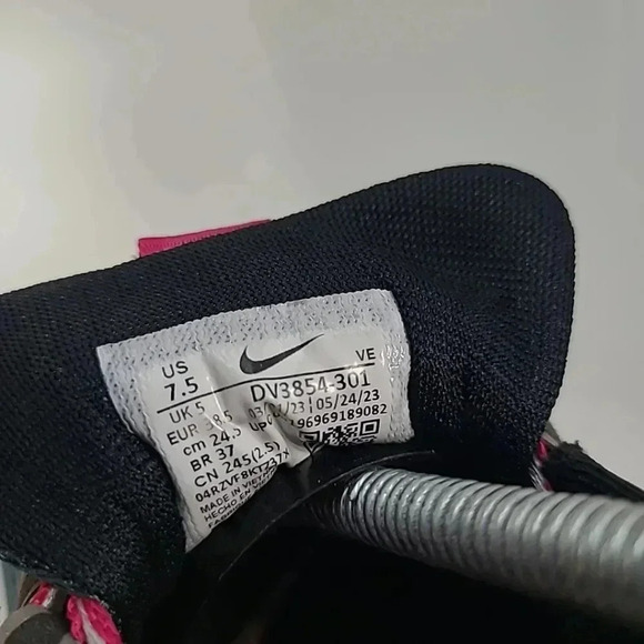 Nike Women's Athletic Shoes - Teal, Pink, and White - Picture 10 of 10